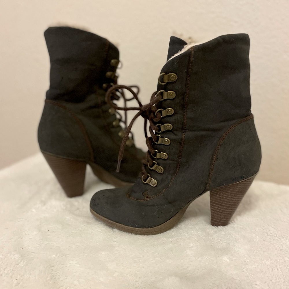 Elle fur ankle boots/booties, size 8 like new! Gray blueish color.